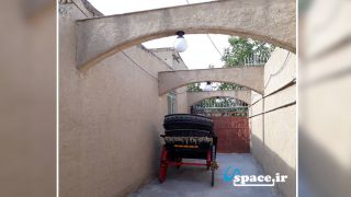 درشکه و نمای درب ورودی اقامتگاه بوم گردی استاد ایاز - شهرستان لنجان - شهر باغ بهادران - روستای کرچگان